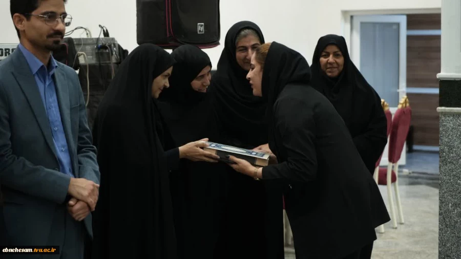 آیین گرامیداشت دهه سرآمدی آموزش و تجلیل از سرآمدان آموزشی دانشگاه ملی مهارت خراسان جنوبی برگزار شد. 11